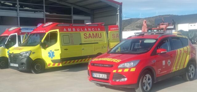 Els bombers rescaten a una persona davall d’un carretó elevador a Vila-real