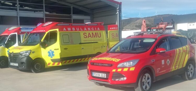 Els bombers rescaten a una persona davall d’un carretó elevador a Vila-real