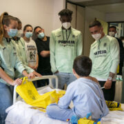 Jugadors del Villarreal CF donen una sorpresa als xiquets ingressats a l’Hospital de la Plana