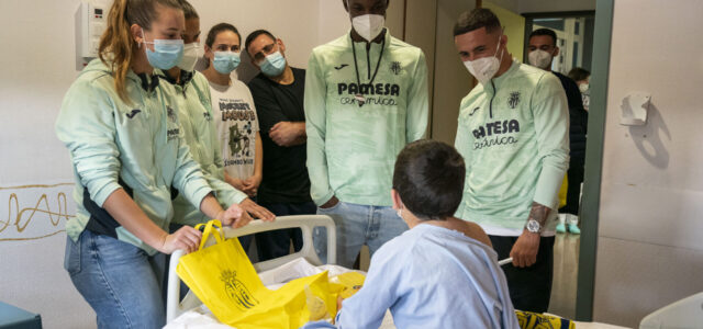 Jugadors del Villarreal CF donen una sorpresa als xiquets ingressats a l’Hospital de la Plana