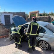 Un turisme s’encasta contra el pati d’una vivenda en Vila-real