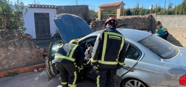 Un turisme s’encasta contra el pati d’una vivenda en Vila-real