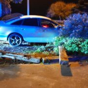 Un vehicle acaba damunt una rotonda de Vila-real aquesta matinada