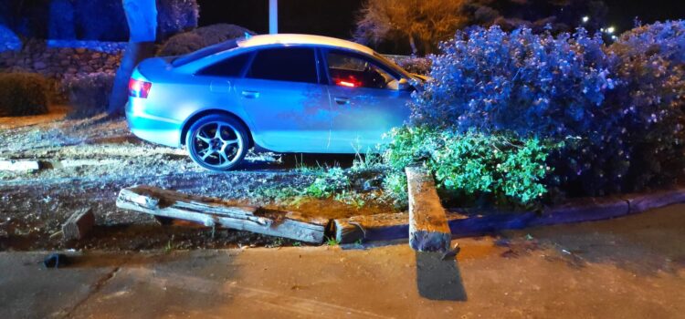 Un vehicle acaba damunt una rotonda de Vila-real aquesta matinada