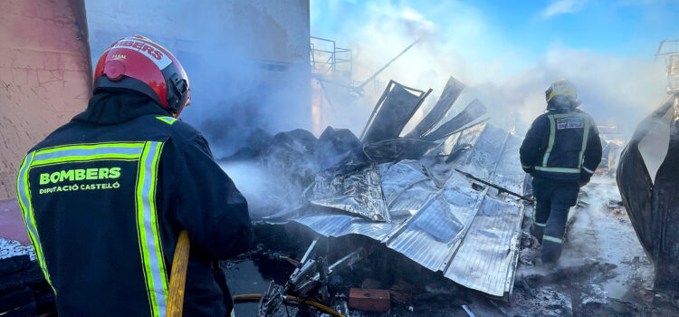 Incendi d’una caravana a l’interior de la parcel·la d’un habitatge a Vila-real