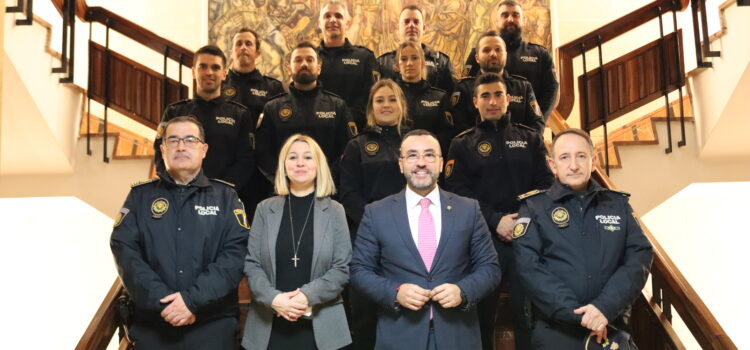 José Benlloch i Silvia Gómez reben a les noves incorporacions de la Policia Local de Vila-real
