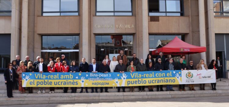 Vila-real crida en silenci per la pau i en solidaritat amb el poble ucraïnès