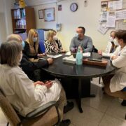 Benlloch es reuneix amb l’equip de l’hospital de dia per explicar el projecte del nou centre de salut mental