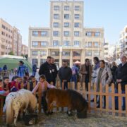 600 xiquets i xiquetes han visitat la granja escola medieval a la plaça Major