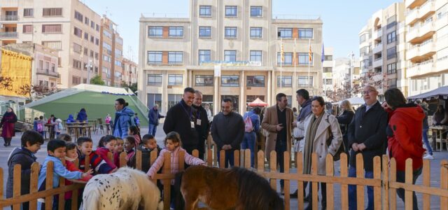 600 xiquets i xiquetes han visitat la granja escola medieval a la plaça Major