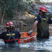 Els bombers treballen en el rescat d’una persona al pas del riu Millars per Vila-real