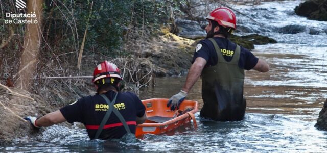 Els bombers treballen en el rescat d’una persona al pas del riu Millars per Vila-real