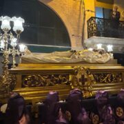 Centenars de confrares mostren la seua passió en la processó del Sant Enterrament