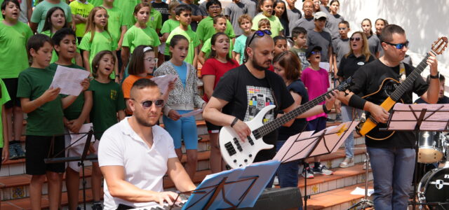 Desenes de xiquets participen en la cantata escolar al Termet