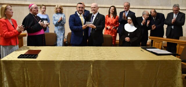 Vila-real formalitza la donació del conjunt escultòric i el carilló de Sant Pasqual