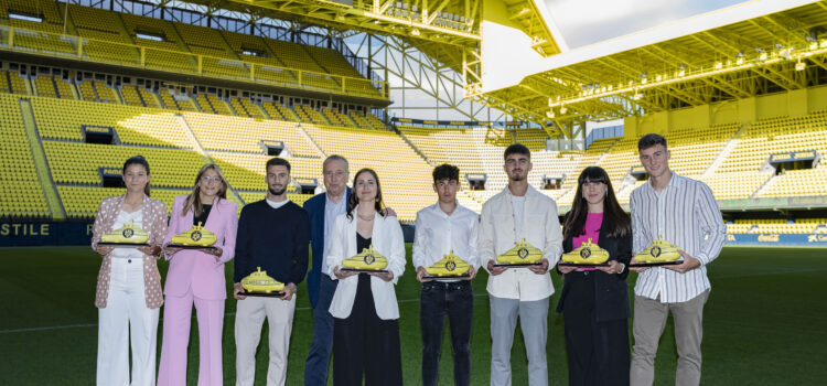 Huit jugadors de la ‘Cantera Grogueta’ reben l’homenatge per portar deu temporades