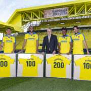 Capoue, Pino, Parejo i Chukwueze reben la camisa commemorativa del Villarreal