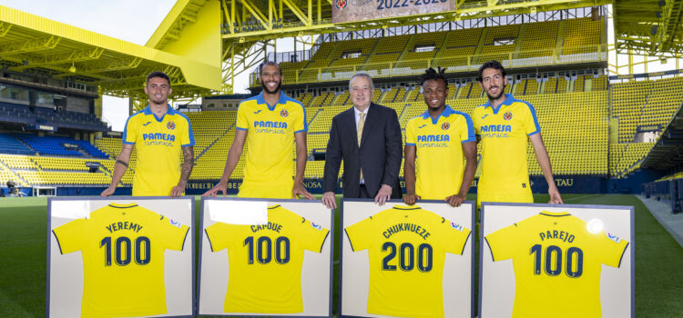 Capoue, Pino, Parejo i Chukwueze reben la camisa commemorativa del Villarreal