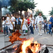 Vila-real plena els carrers de brases i festa en la nit de la Xulla