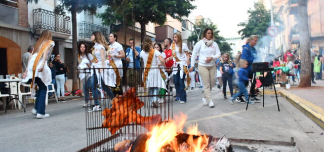 Vila-real plena els carrers de brases i festa en la nit de la Xulla