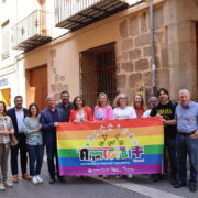 Vila-real penja una pancarta commemorativa amb motiu del Dia de l’Orgull LGTBI