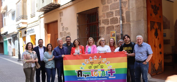 Vila-real penja una pancarta commemorativa amb motiu del Dia de l’Orgull LGTBI