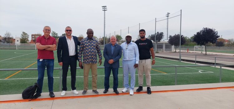 El president de la Federació de Futbol de Nigèria visita les insfraestructures esportives de Vila-real