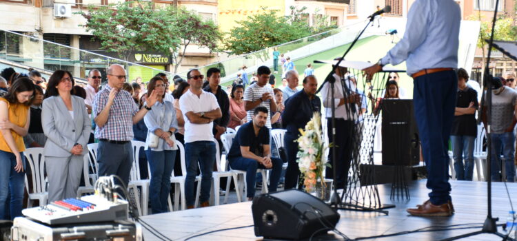 El Centre Cristià de Vila-real celebra la Pentecosta a la plaça Major