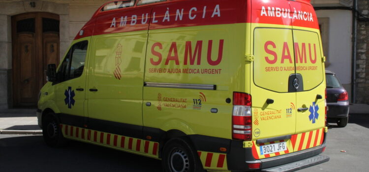 El SAMU estabilitza a un jove conductor d’un patinet després de patir un accident