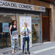 El comerç local ‘refresca’ les compres de l’estiu amb 2.500 ventalls de motius vila-realencs