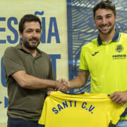 El Villareal presenta al futbolista gallec Santi Comesaña a l’afició grogueta