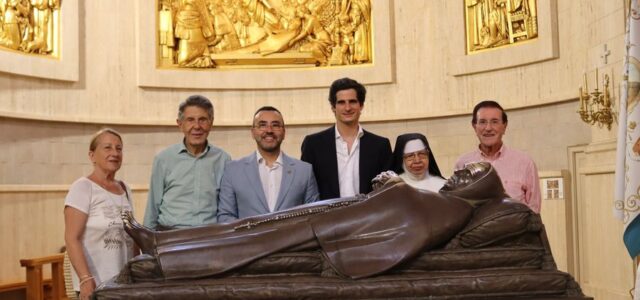 L’alcalde, José Benlloch, mostra la basílica de Sant Pasqual al futur duc d’Alba