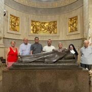 El rector de Torrehermosa, Luis Gerardo Martínez, visita la basílica de Sant Pasqual