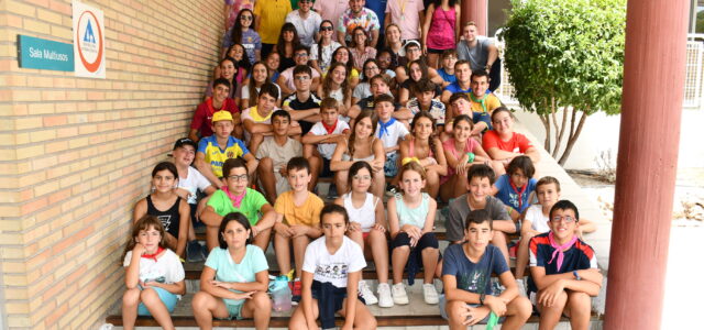 Membres de la corporació municipal visiten el campament de la Unió Musical La Lira