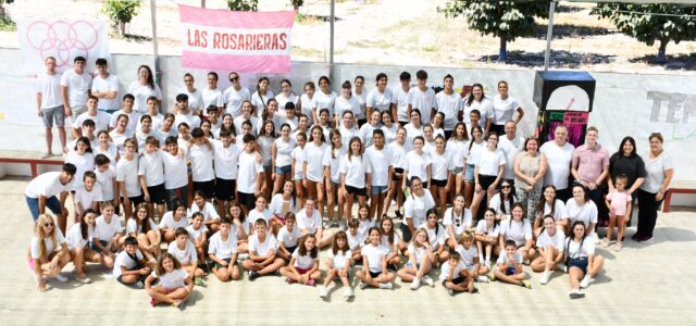 Membres de la corporació municipal visiten el campament de les Rosarieres