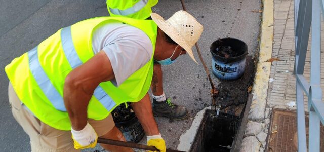 Serveis Públics escomet la neteja d’embornals per previndre inundacions