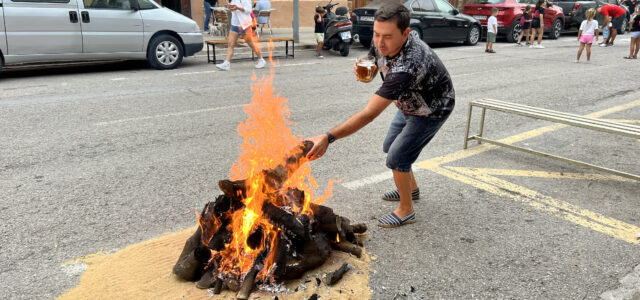 Carrers plens de graelles, llenya, festa i brases en la tradicional nit de xulla