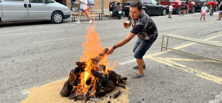 Carrers plens de graelles, llenya, festa i brases en la tradicional nit de xulla