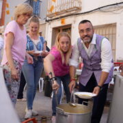 Els veïns del carrer Salvador celebren el dinar de calderetes