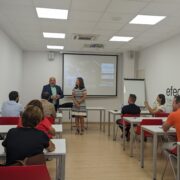 El diputat provincial de Promoció Econòmica dona la benvinguda als alumnes del curs d’Emprenedoria digital i Lean Startup