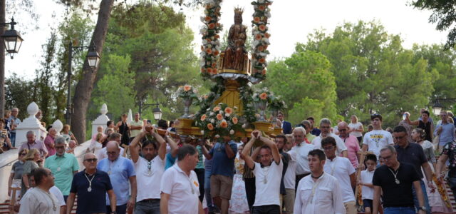 Vila-real diu adeu a les festes amb el retorn de la Mare de Déu de Gràcia a l’ermita