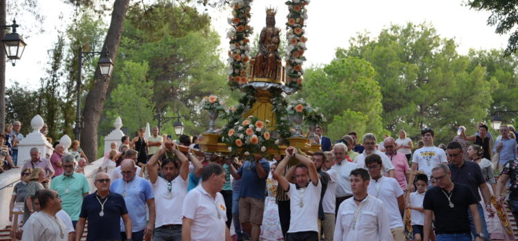 Vila-real diu adeu a les festes amb el retorn de la Mare de Déu de Gràcia a l’ermita