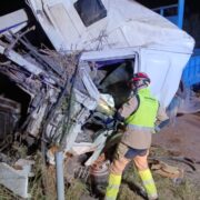 Un camió s’ix de la carretera en l’AP-7 de Vila-real i el conductor queda atrapat
