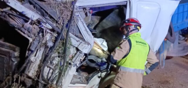 Un camió s’ix de la carretera en l’AP-7 de Vila-real i el conductor queda atrapat