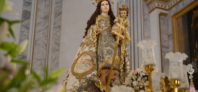 Les rosarieres celebren el pas pel manto de la Mare de Déu per primera vegada en la història