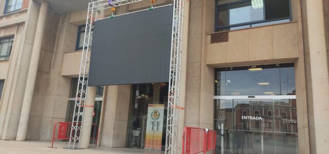 Vila-real instal·la una pantalla digital en la façana de l’edifici consistorial per a donar informació municipal