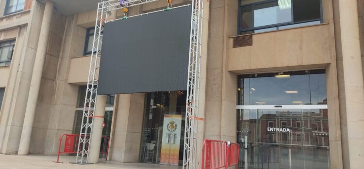 Vila-real instal·la una pantalla digital en la façana de l’edifici consistorial per a donar informació municipal