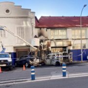 Un incendi fortuït calcina dos vehicles al costat de l’estació de tren de Vila-real