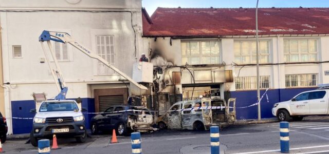 Un incendi fortuït calcina dos vehicles al costat de l’estació de tren de Vila-real