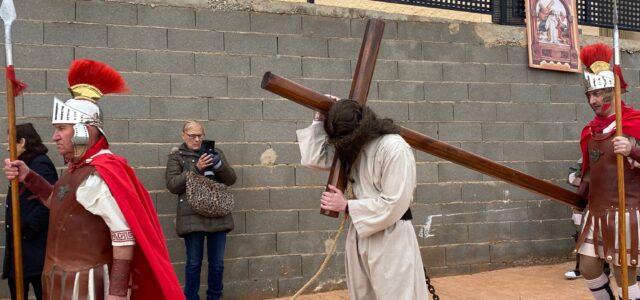 La Confraria de la Puríssima Sang de Vila-real participa en el Via Crucis celebrat a Torrehermosa, poble natal de Sant Pasqual